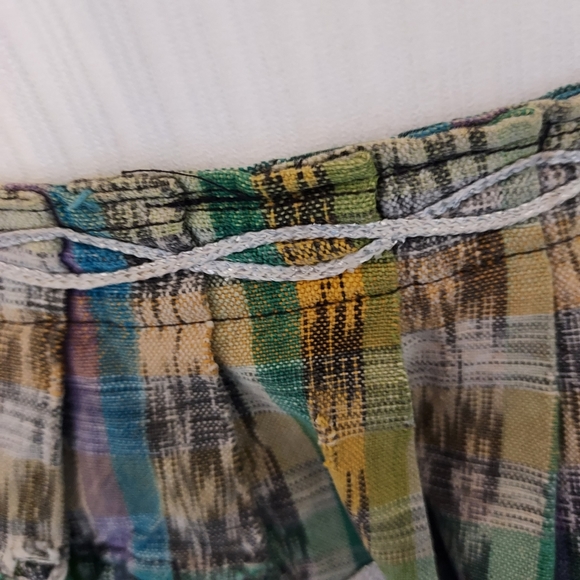 Ladies Designer Apron with Embroidered Detail: Scallop Edging: Zip Pockets. - Picture 8 of 16